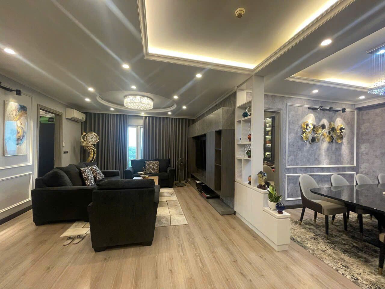 Bán gấp căn 4PN D'Le Roi Soleil hướng Đông Nam - DT: 237m2 - Hướng nhìn ra Hồ Tây